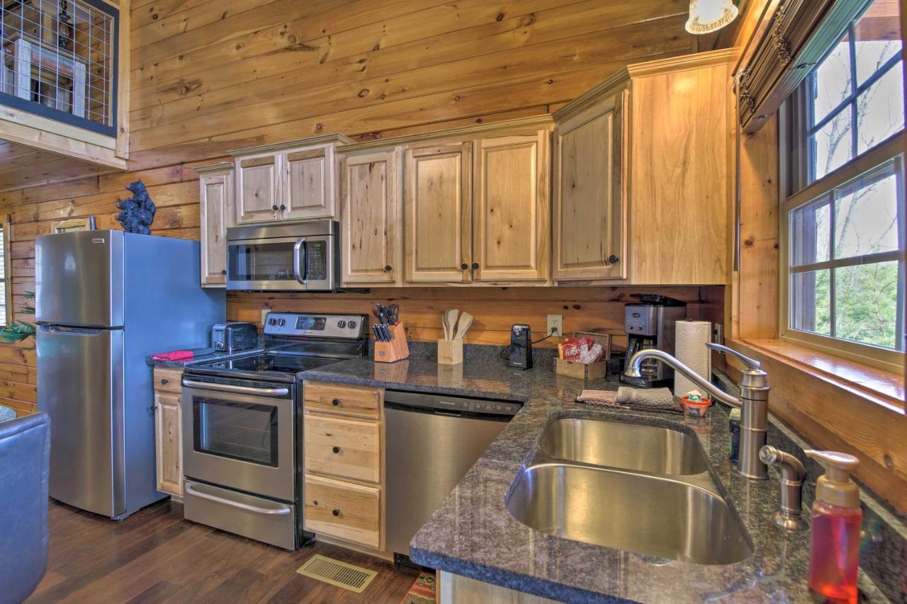 Gatlinburg Cabin With Pool Table And Hot Tub! Экстерьер фото